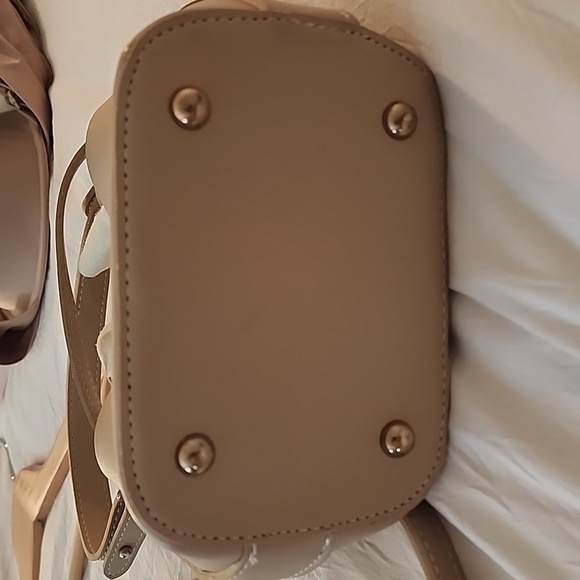 Small bucket bag no brand name in neutral colour - Picture 7 of 10